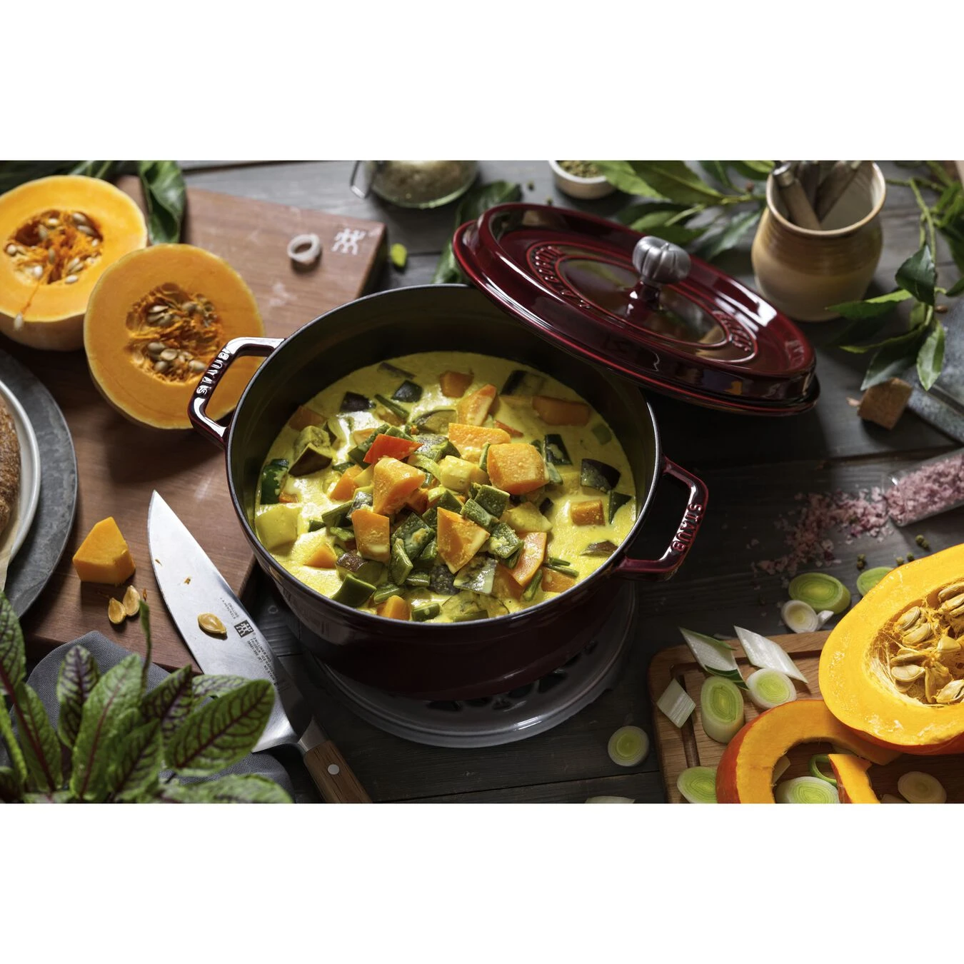 Staub Cocotte 26 Cm, Rund, Grenadine-Rot, Gusseisen 5 Staub Cocotte 26 Cm, Rund, Grenadine-Rot, Gusseisen – Bild 5